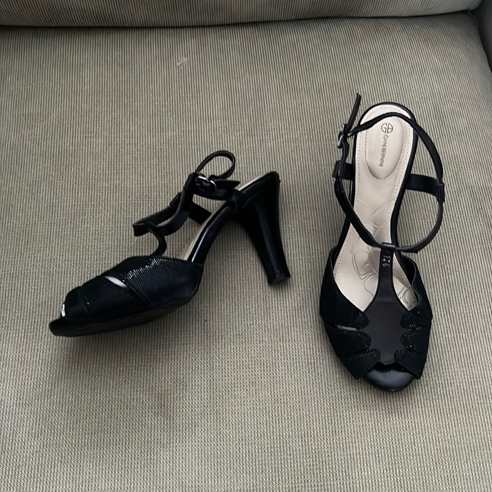 Size 8 black Giani Bernini sandal heel lightly used
